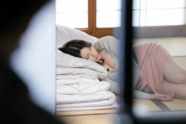 Thanh niên bị đuổi khỏi nhà, trộm nhìn chị hàng xóm vú to ngủ say và cái kết